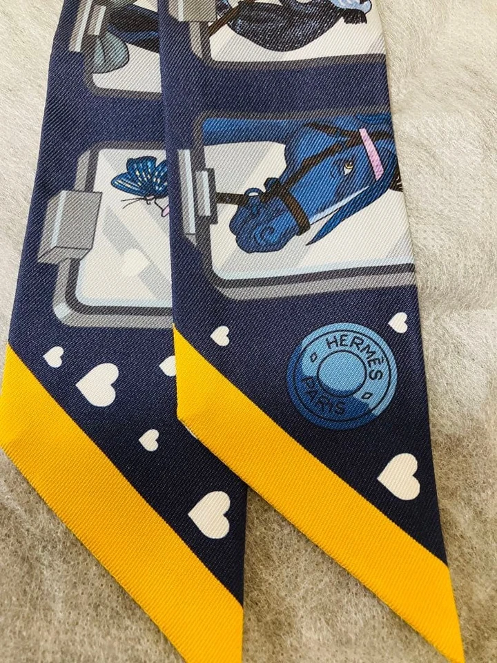 Bufanda de seda Hermes Twilly Hermes Story Marine oro rosa gris 2023AW sin usar como nueva Foto 3 de 4