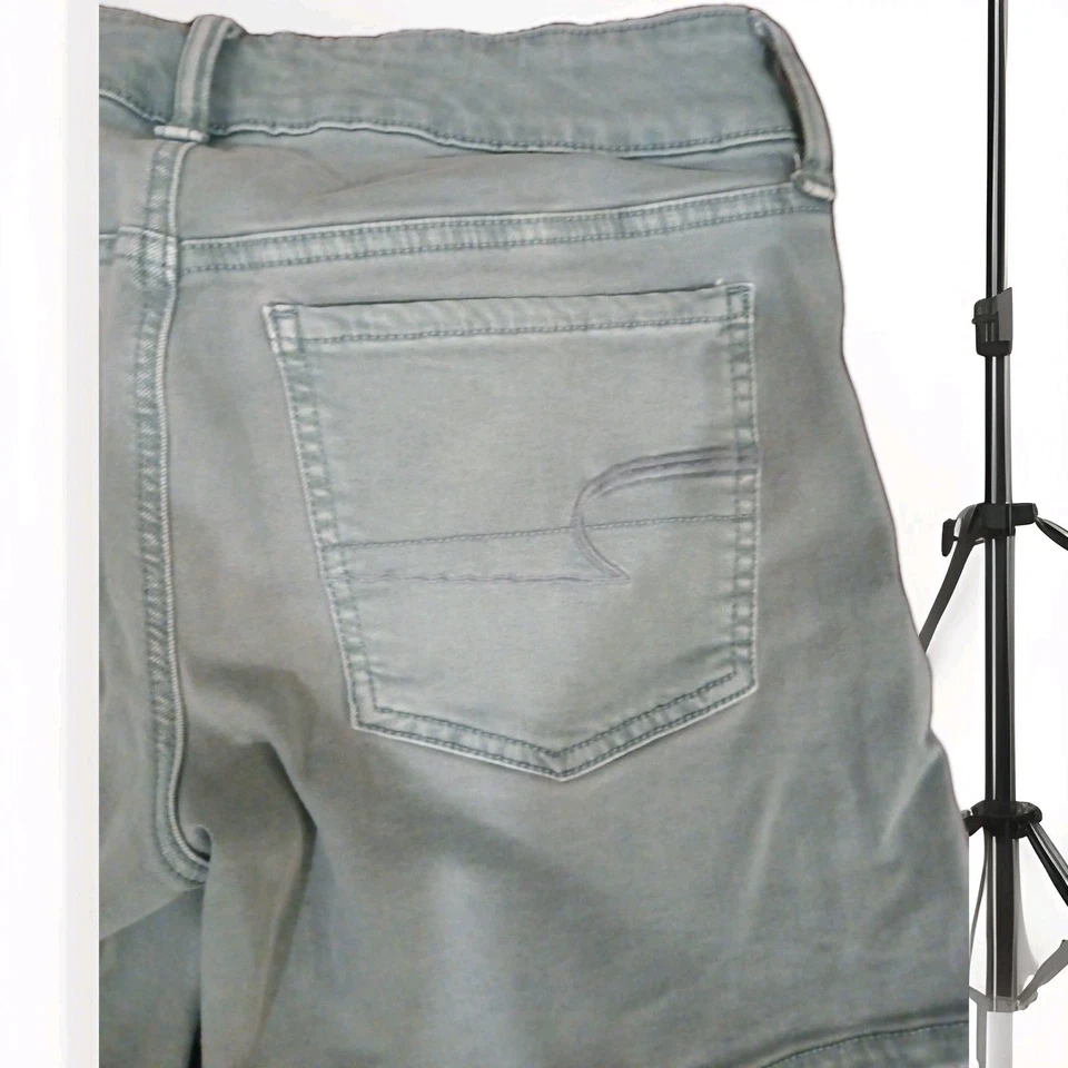 American Eagle Shorts Sz 6 Super Stretch Midi Stretch Denim Pockets Foam Green - Image 4 of 4