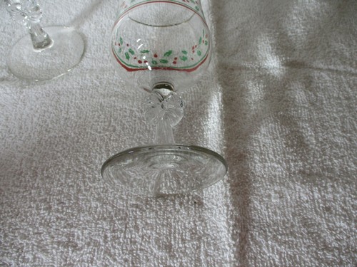 ARBY'S HOLLY BERRY BOW STEM STEMMED DRINKING GLASSES LIBBEY SET OF FOUR - Picture 4 of 7