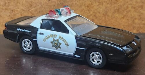 Johnny Lightning Classic Gold Collection 1992 Chevy Camaro RS « Highway Patrol »  - Photo 1 sur 10