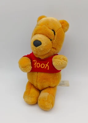 🍯 Disney Winnie Puuh Plüsch 26cm Rotes Shirt Pooh Bear Stofftier Bär Disney Top - Bild 1 von 4