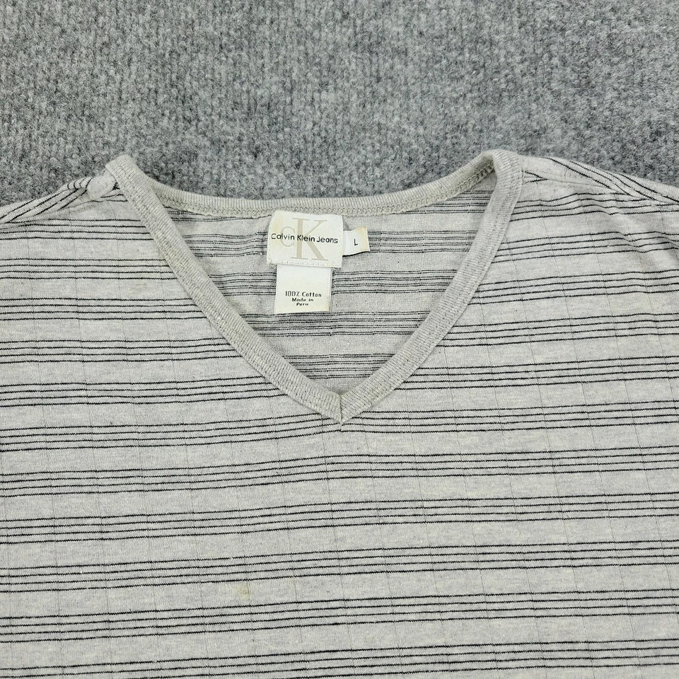 Рубашка мужская Calvin Klein большая серая в полоску с v-образным вырезом пуловер с коротким рукавом для взрослых L - Изображение 2 из 4