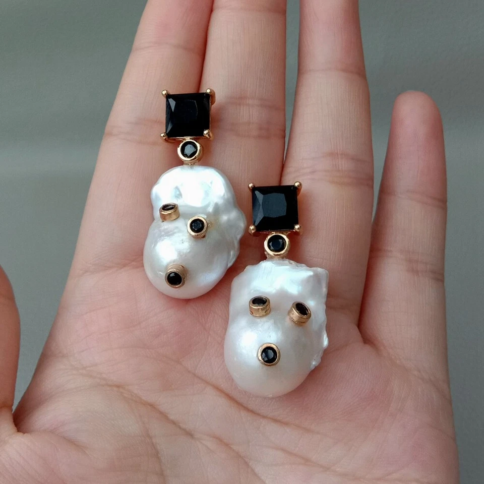 Aretes de diamantes de imitación circonita negra con perlas barrocas blancas cultivadas Foto 3 de 4