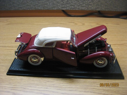 1/18 1937 CORD 812 SUPERCHARGED IN RED BY SIGNATURE MODELS # 18112 - Picture 17 of 23