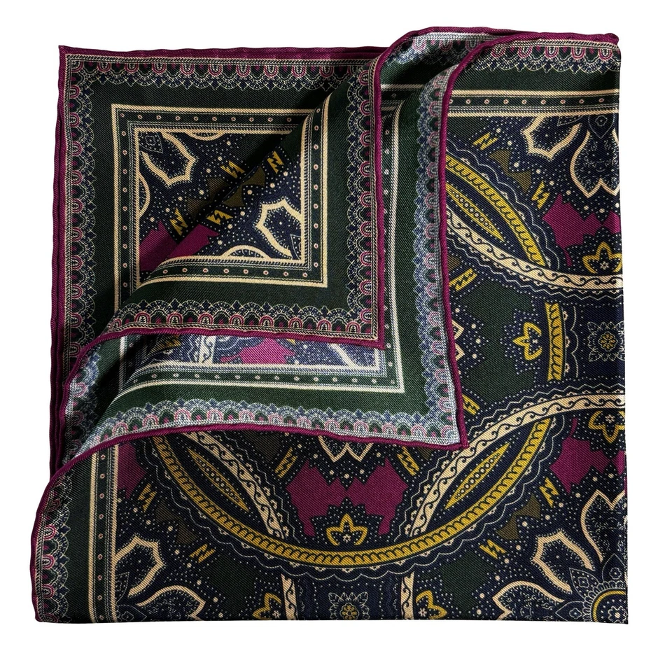 Cuadrado de bolsillo de seda medallón verde bosque y púrpura (enrollado a mano en Inglaterra) Foto 3 de 4