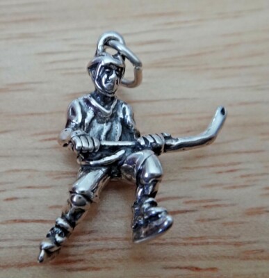 Sterlingsilber 3D 17x12mm Eishockey Spieler Helm Stick Schlittschuhe Charm