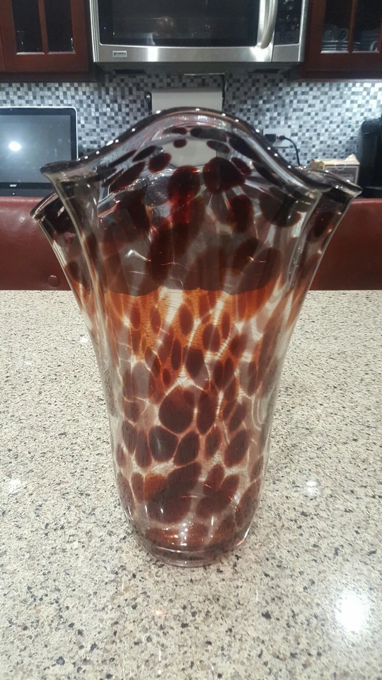 Beautiful Floral Shaped Spotted Patterned Glass Vase  13"h x 10" w - Imagem 2 de 4