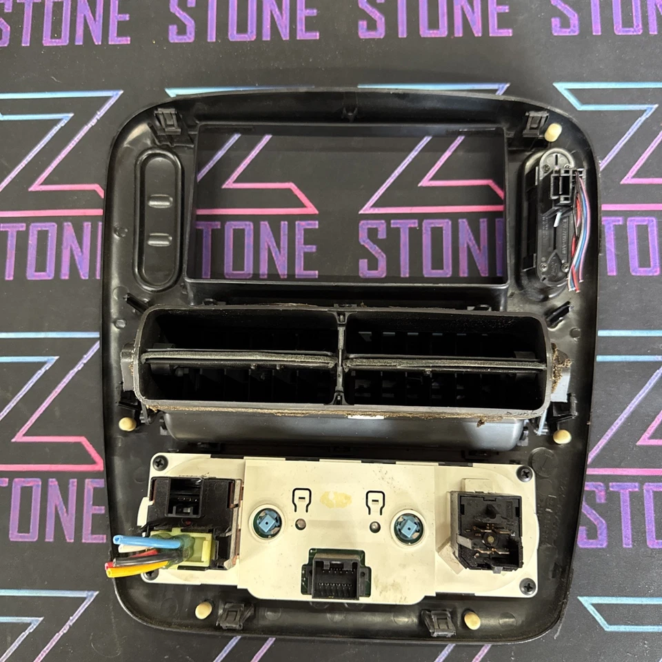 Отделочная панель панели управления приборной панели кондиционера обогревателя Ford Explorer 1998 - 2001 годов выпуска - Изображение 2 из 2