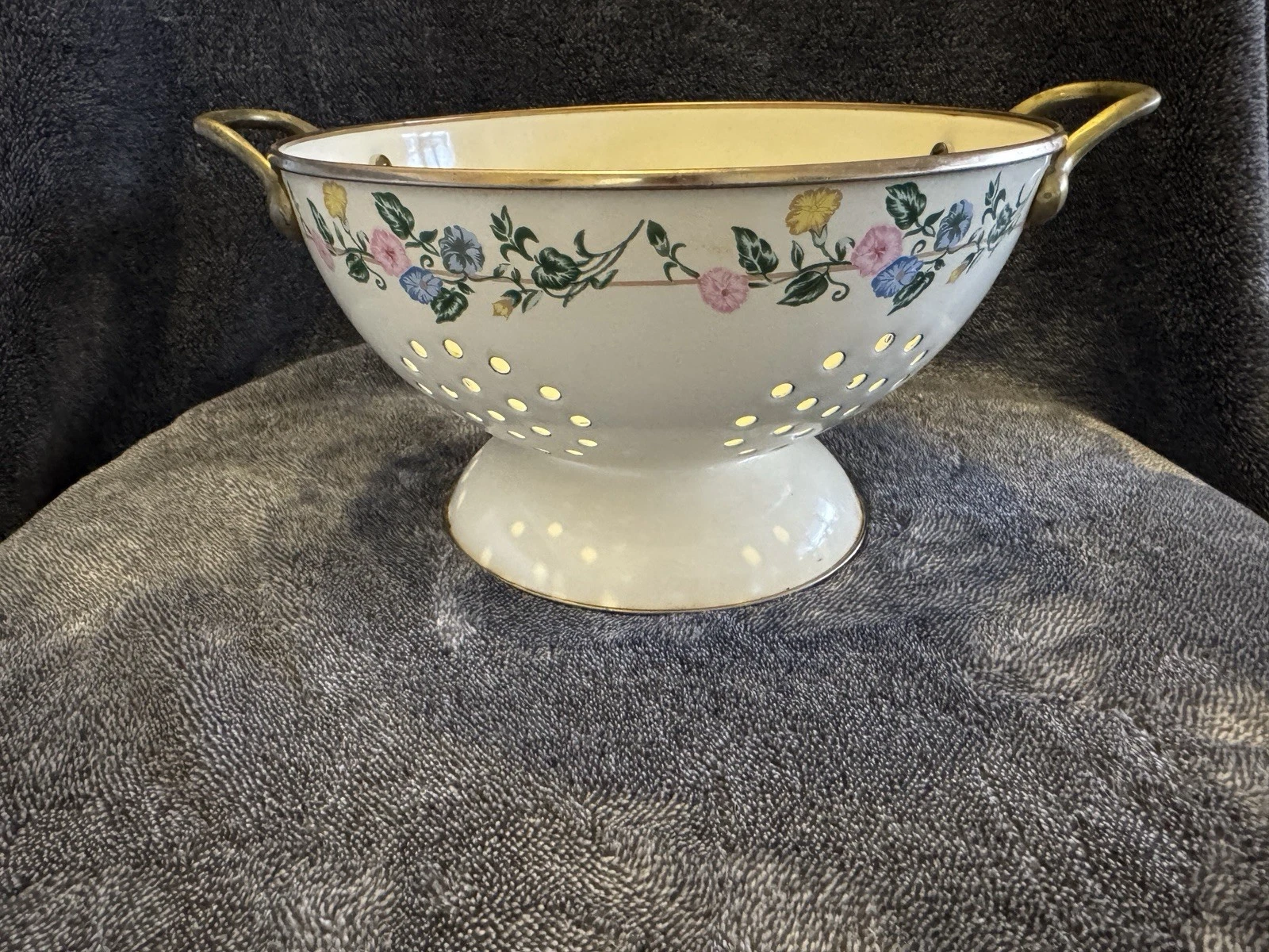 VINTAGE COLANDER ENAMEL PEDESTAL FOOTED CERAMIC METAL STRAINER WHITE W/ Flowers