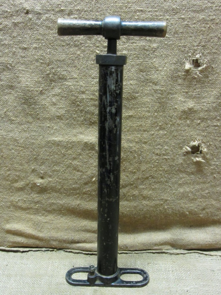 その他 D Vintage Wood & Cast Iron Air Pump Antique Old Pumps Garden Auto