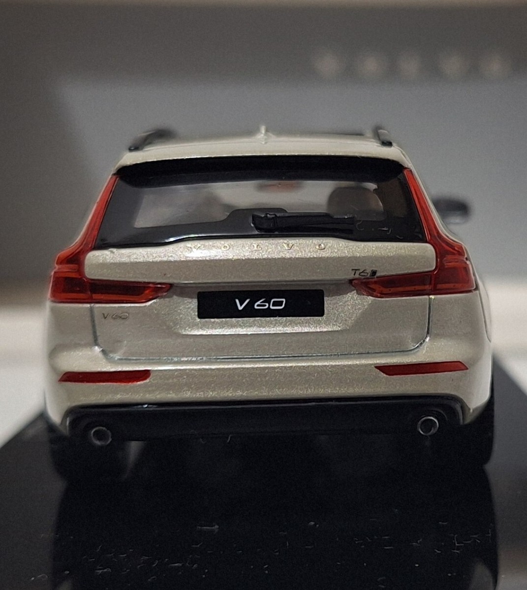 Volvo V60 2018 Birch Light 1:43 Norev Dealer Edition 231032 Volvo V60 2018 Birch Light 1:43 Norev Dealer Edition 231032