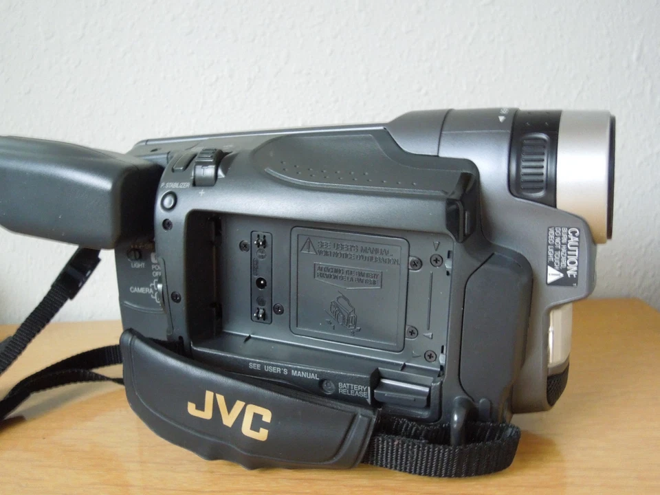 JVC Super VHS-C Video GR-SXM320U w AC/DC Charger - Image 3 of 4