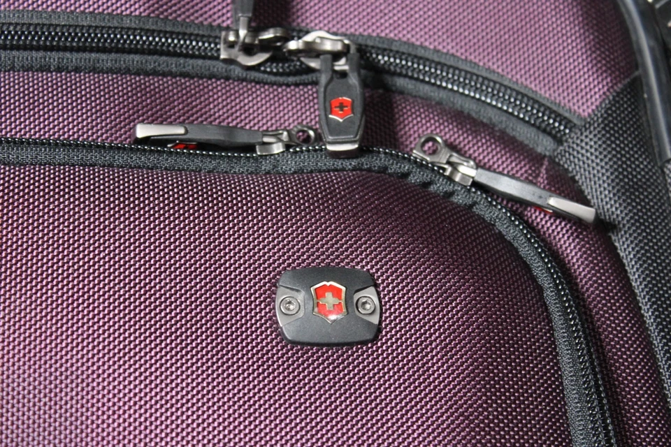 Raro equipaje de mano Victorinox Swiss Army Werks Traveler 20"" con ruedas púrpura Foto 3 de 4