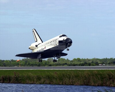 SPACE SHUTTLE ENDEAVOR LANDS ON THE RUNWAY AT KENNEDY - 8X10 NASA PHOTO (ZZ-095)