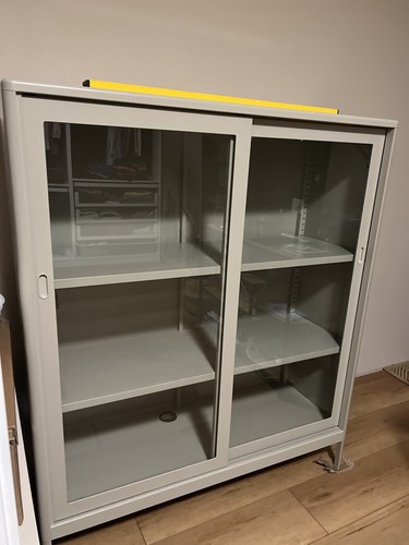 Ikea Idåsen Vitrine mit Schibetüren - Bild 2 von 4