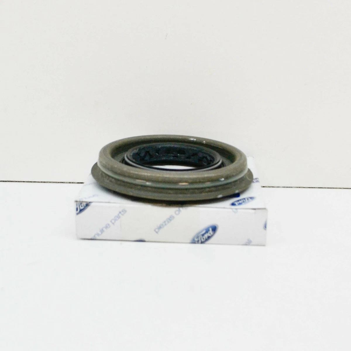 FORD MUSTANG MK6 Rear Differential Pinion Oil Seal Assy 5262529 