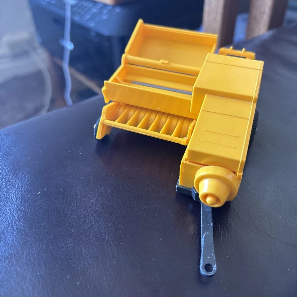 Britains Farm New Holland 940 Hay Baler For Tractor Model 9556 w/ 4 Hay Bales - Image 2 of 4