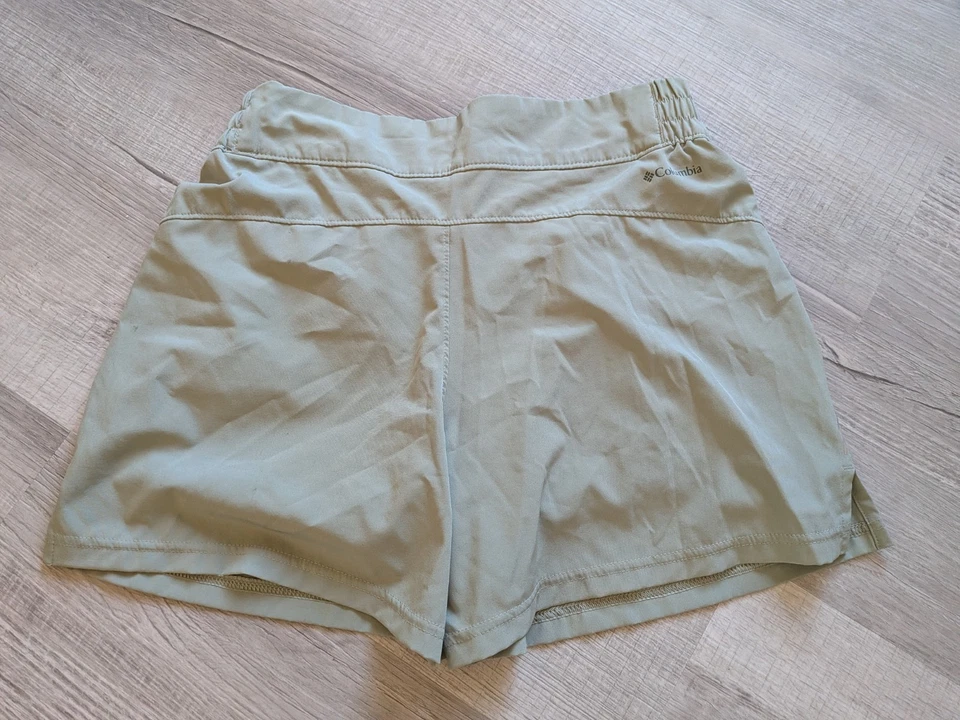 Pantalones cortos de ejercicio Columbia verde medio para mujer Foto 2 de 4