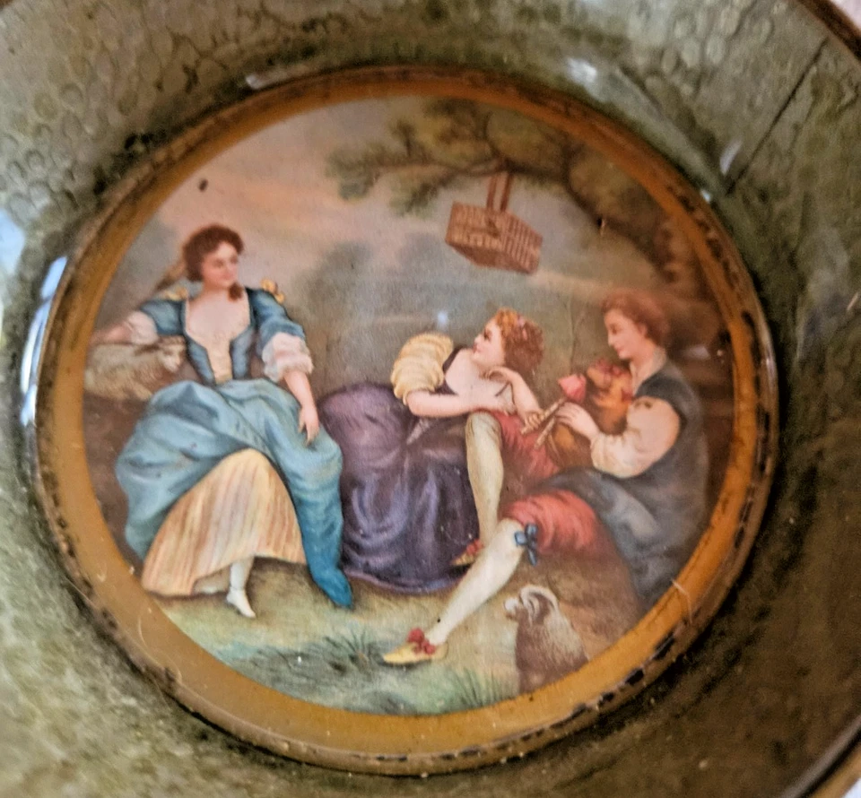 ANCIENNE COUPELLE LAITON AVEC GRAVURE MINIATURE SCENE MUSICALE GALANTE - Photo 2/4