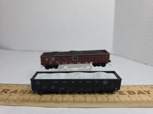 2 góndolas Bachmann escala N con cargas camiones Kadee CB&Q 6142 Missouri Pacific 6141 | Zustand: Used
