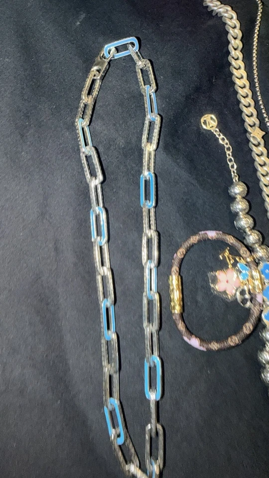 Colgante con logotipo Louis Vuitton LV en cadena/collar Foto 2 de 3