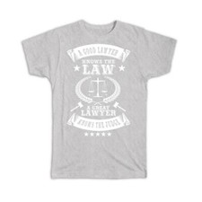 Gift T-Shirt : Good Lawyer Knows the Law Great The Judge Funny Humor Joke