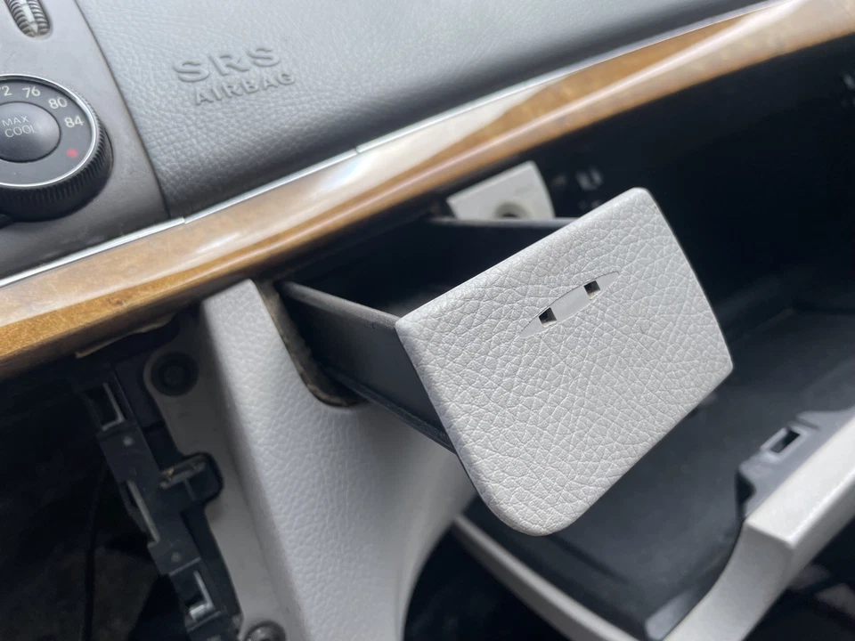 Bandeja de almacenamiento compartimento de almacenamiento para tablero Mercedes W211 E350 E63 AMG 2003-2009 FABRICANTE DE EQUIPOS ORIGINALES Foto 2 de 4