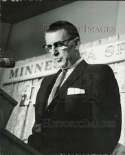 1959 Press Photo Baseball player Lefty Gomez makes a speech - afx17314