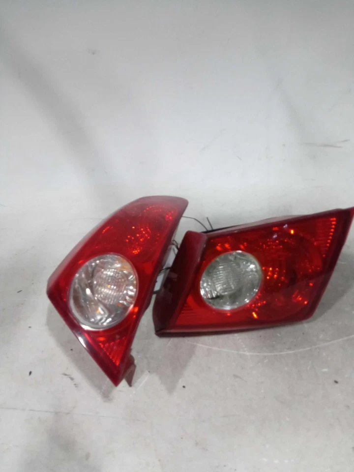 Conjunto de luz trasera derecha Suzuki Reno 2006 plateada OEM 297232 - 193 k millas Foto 2 de 3