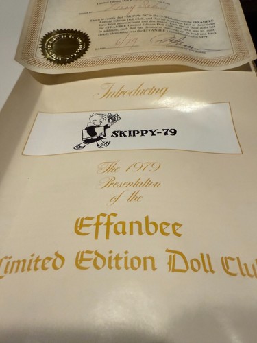 1979 Effanbee SKIPPY Edizione Limitata Bambola in Vinile 14" con Spilla Skippy COA NUOVA IN SCATOLA - Foto 3 di 4