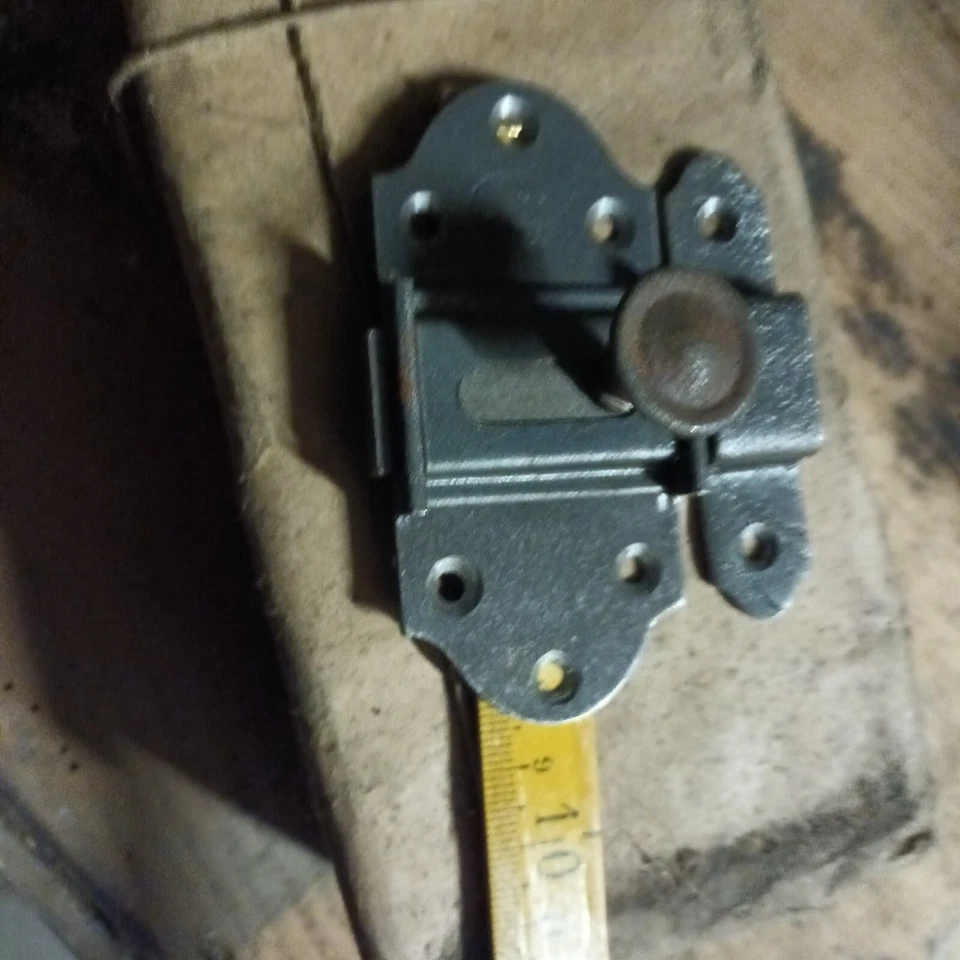 ancien verrou  ou targette en fer forgé  neuf de stock  NOS  4x8,5 - Photo 2/4