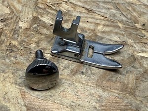 Nähfuß mit Schraube für Nähmaschine IDEAL Voll Zick Zack Deluxe