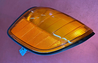 Bosch Front Right Turn Signal Light - 1 305 233 933 - For Mercedes W140 S420