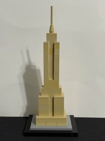 LEGO ARCHITECTURE: Empire State Building (21002) with Statue of Liberty Minifig