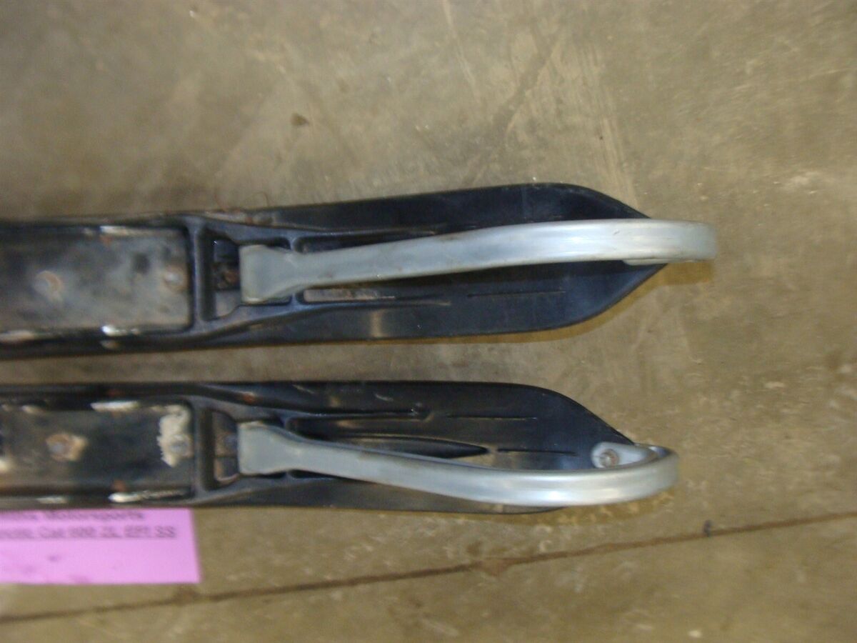 2002 ARCTIC CAT ZL600 EFI SS oem plastic front skis carbides 2002 ARCTIC CAT ZL600 EFI SS oem plastic front skis carbides