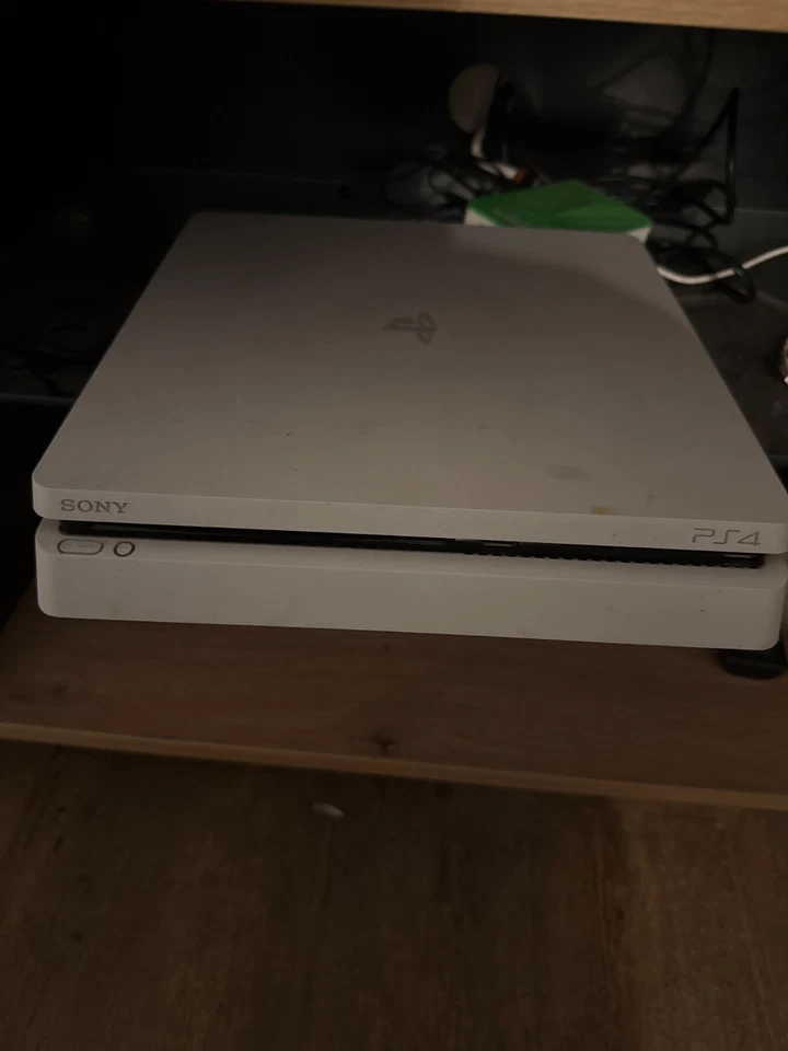 Sony PlayStation 4 Slim, photo 1 sur 2