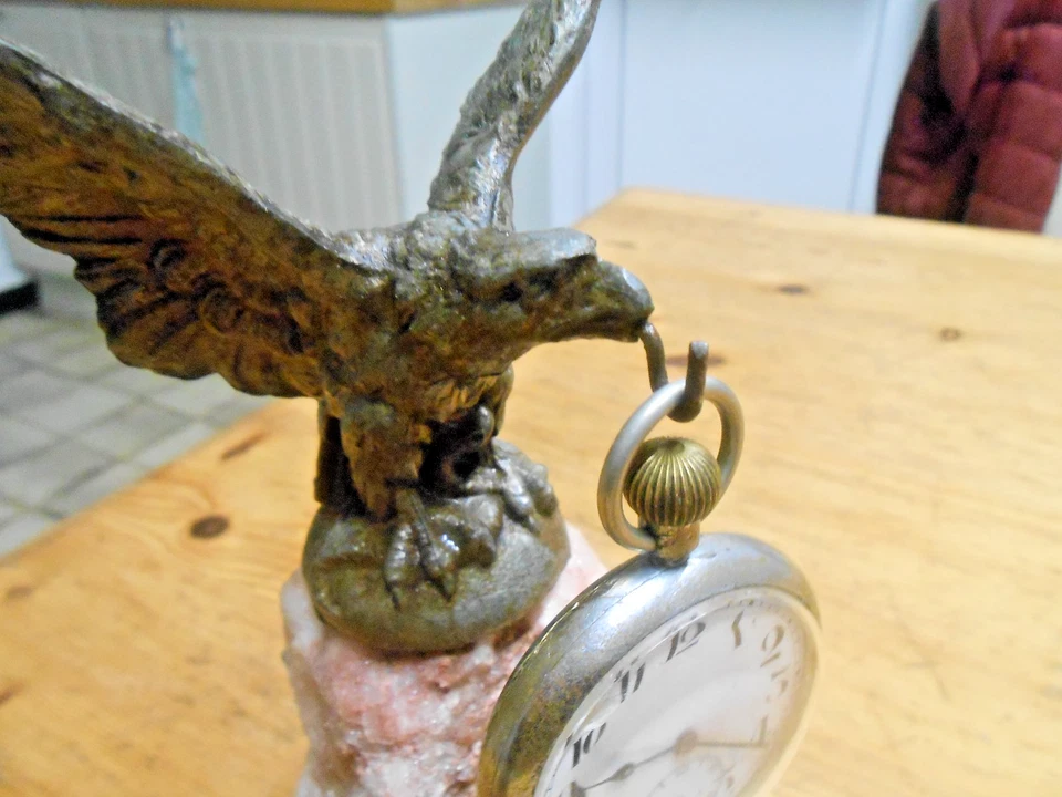 ANCIEN  AIGLE SUR SOCLE  PORTE  MONTRE GOUSSET - Photo 2/4