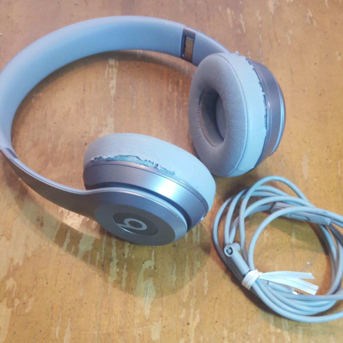 Beats by Dr. Dre Solo 2 B0518 Wired Headband Headphones Gray Beats by Dr. Dre Solo 2 B0518 Wired Headband Headphones Gray