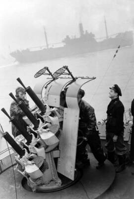 Gunners a British destroyer action stations whilst escorting At- 1941 Old Photo