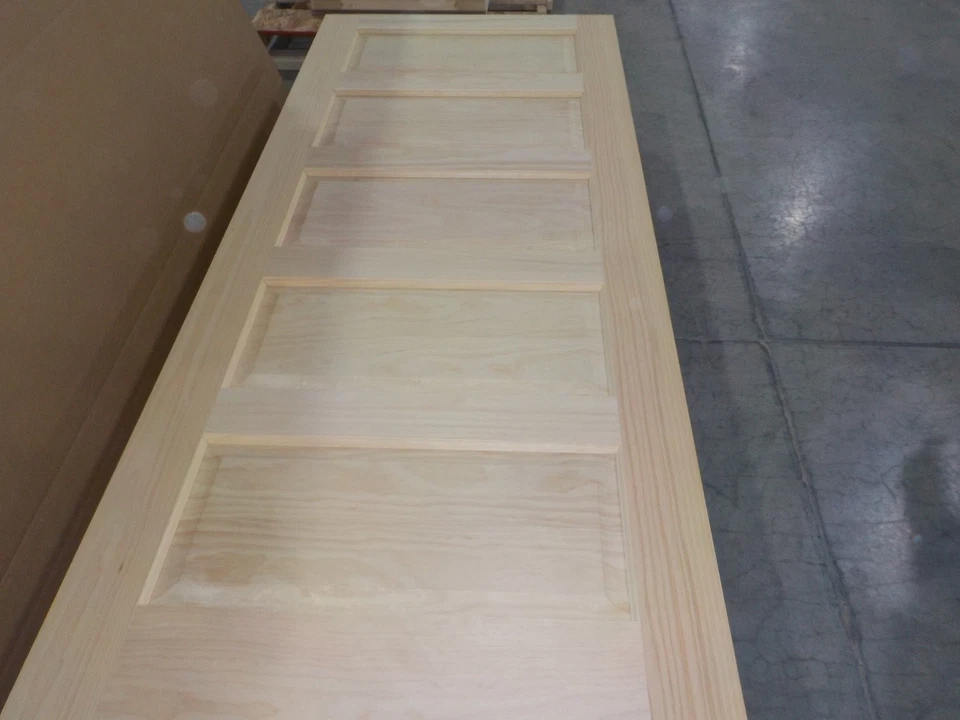 Puertas interiores de núcleo sólido de 5 paneles de pino transparente artesano grado de mancha Foto 4 de 4