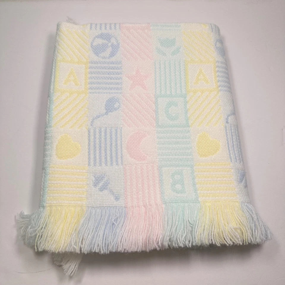 Manta Bebé Vintage Pastel ABC Bloques Sonajero Luna Estrella Corazón Flecos Foto 2 de 4