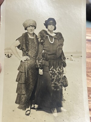 VINTAGE PHOTOGRAPH 1920 Rich FLAPPER Women At BEACH Furs Dresses