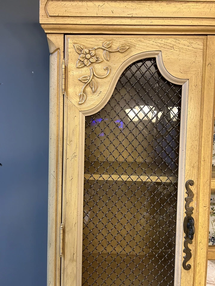 ВИНТАЖНЫЙ ФРАНЦУЗСКИЙ РЕЗНОЙ ДУБОВЫЙ БУФЕТ И КЛАТЧ THOMASVILLE COUNTRY / ФАРФОРОВЫЙ ШКАФ - Изображение 4 из 4