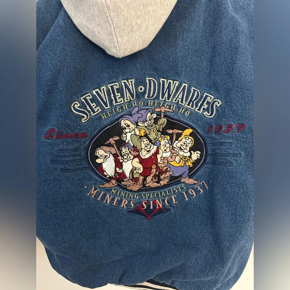 DISNEY Seven Dwarves Denim Bomber Chaqueta De Colección Años 90 Bordado Abrigo Jean Capucha Mediana Foto 3 de 4