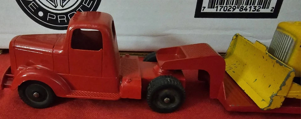 Remolque de camión Lowboy fundido a presión Tootsietoy de colección con excavadora CAT D6 Foto 4 de 4