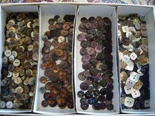 Lotto bottoni in madreperla, vari colori, + di 700 esemplari (leggere descriz)