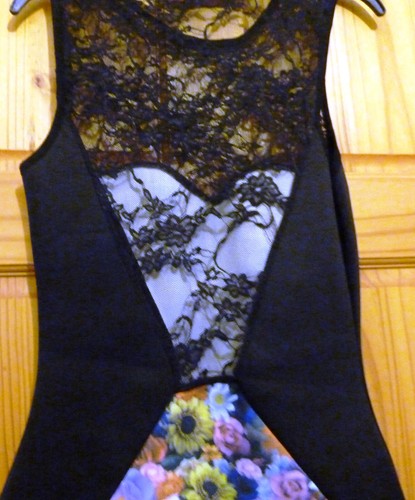 BOOHOO fitted bodycon black and floral dress black lace back size 10 - Picture 3 of 3