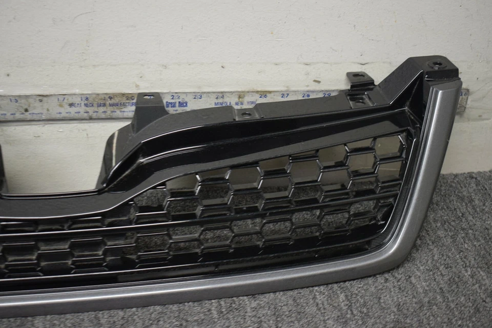 Parrilla inferior delantera Subaru Forester 2014-2015 OEM de fábrica Foto 3 de 4