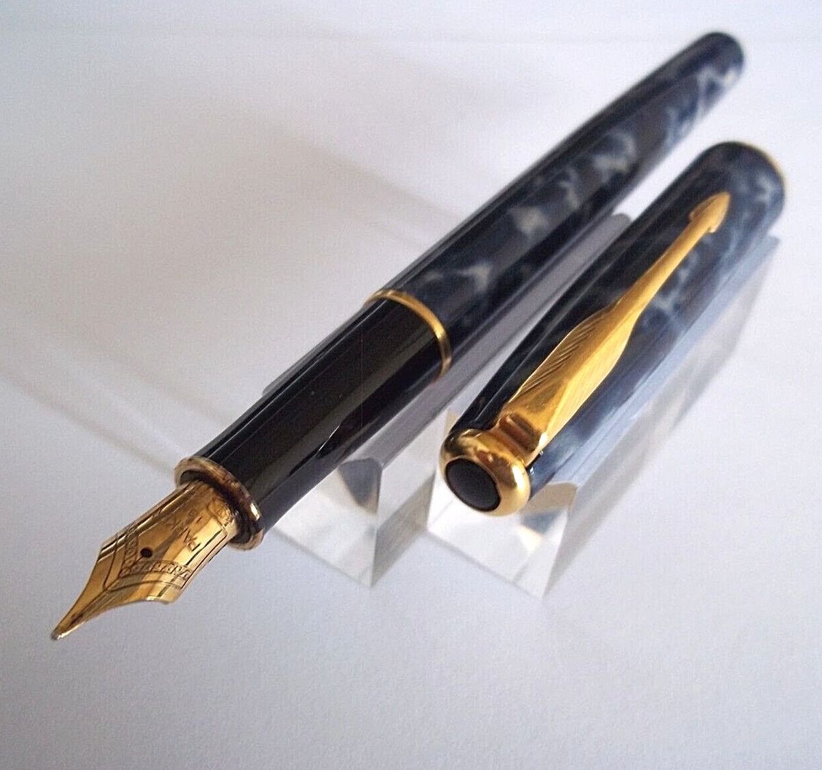 Fountain Pen Parker Sonnet Blue & White Lacquer Speckled Fountain Pen Parker Sonnet Blue & White Lacquer Speckled
