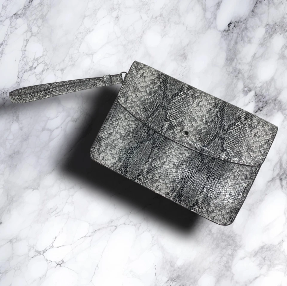 Ann Taylor 黑色蛇爬行动物印花素食皮革手拿包腕带 — 第 2/4 张图片